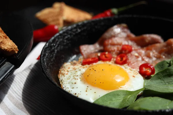 Tasty Fried Egg Bacon Chili Pepper Spinach Table Closeup — Fotografia de Stock