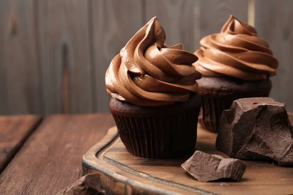 Delicious Cupcakes Cream Chocolate Pieces Wooden Table Closeup — Stock Photo, Image
