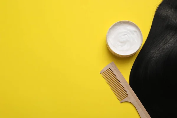 Lock Healthy Black Hair Cosmetic Product Comb Yellow Background Flat — Zdjęcie stockowe
