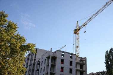 Mavi gökyüzüne karşı tamamlanmamış bina görüntüsü