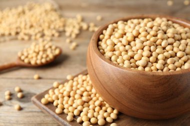 Ahşap masada doğal soya fasulyesi, yakın plan. Metin için boşluk