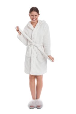 Beyaz arka planda bornozlu genç bir kadın.