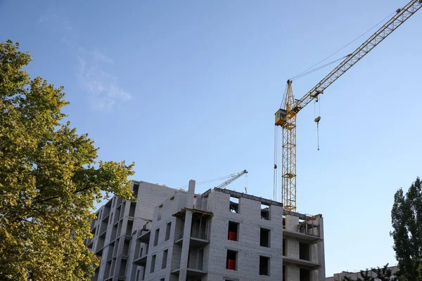 Mavi gökyüzüne karşı tamamlanmamış bina görüntüsü