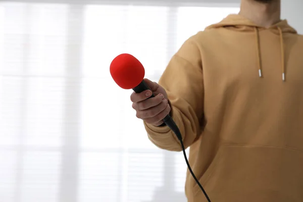 Journaliste Professionnel Avec Microphone Dans Chambre Gros Plan — Photo