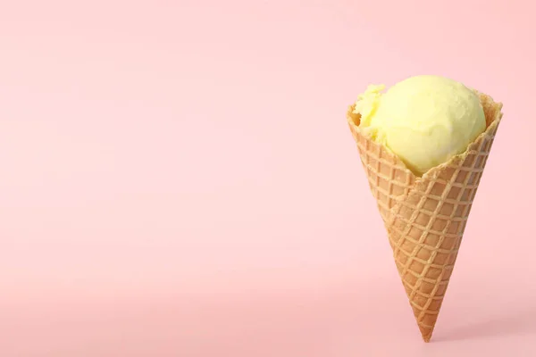 Lahodná Žlutá Zmrzlina Kuželu Vafle Růžovém Pozadí Mezera Pro Text — Stock fotografie