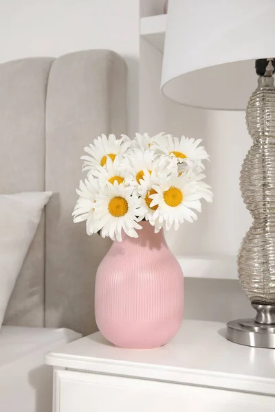 Yatak Odasında Bir Buket Güzel Papatya Çiçeği Lamba — Stok fotoğraf