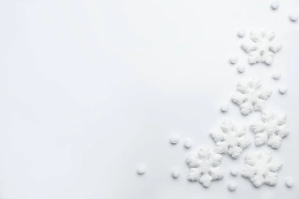 Gyönyörű Hópelyhek Dekoratív Labdák Fehér Háttér Lapos Laikus Szöveg Helye — Stock Fotó