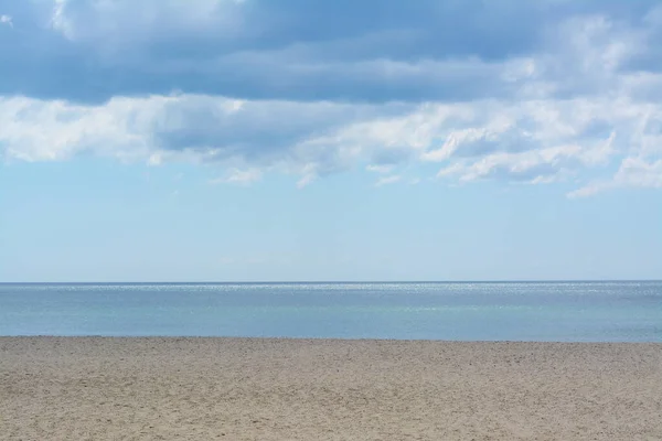 Живописный Вид Песчаный Пляж Возле Спокойного Моря Пасмурный День — стоковое фото