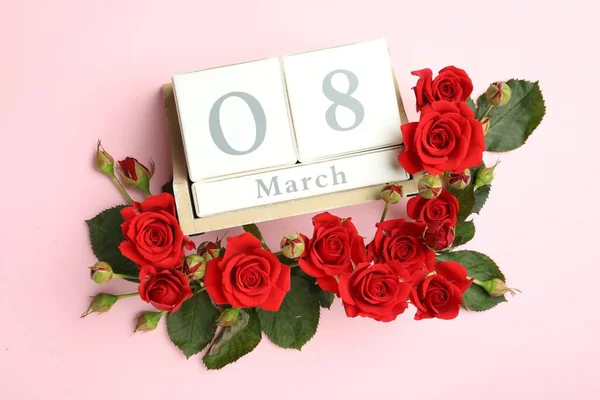Drewniany Kalendarz Blokowy Datą Marca Róże Różowym Tle Płaskie Leżaki — Zdjęcie stockowe