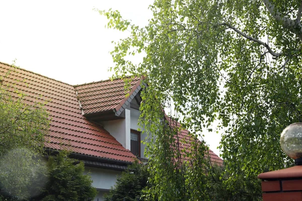 Modern Building Red Roof Outdoors Spring Day — Stockfoto