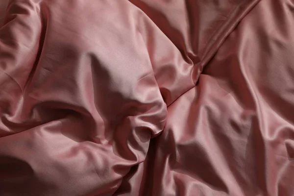 Close Uitzicht Bed Met Mooie Roze Zijden Beddengoed — Stockfoto