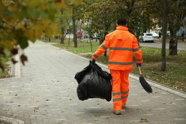 Limpador Rua Com Vassoura Saco Lixo Livre Dia Outono Vista — Fotografia de Stock