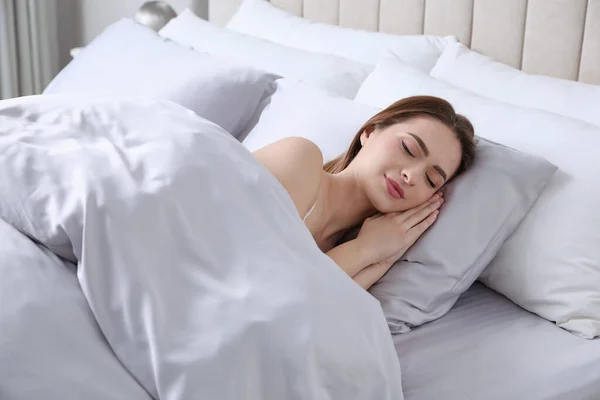 Ung Kvinna Sover Bekväm Säng Med Silkeslena Sängkläder — Stockfoto