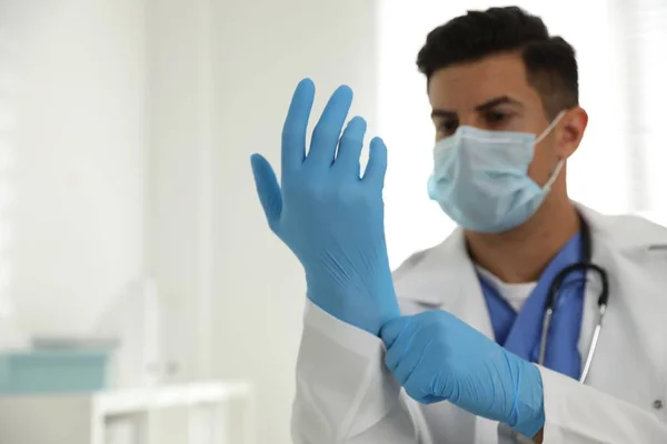 Dokter Beschermend Masker Doet Medische Handschoenen Aan Het Kantoor — Stockfoto