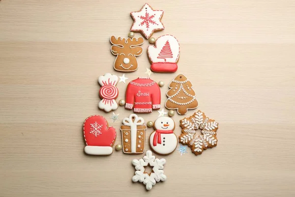 Forma Árvore Natal Feito Deliciosos Biscoitos Gengibre Decorados Mesa Madeira — Fotografia de Stock