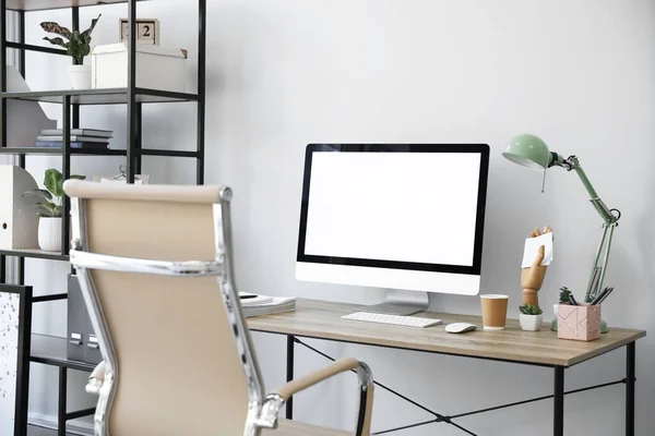 Chaise Bureau Confortable Près Bureau Avec Ordinateur Moderne Intérieur — Photo