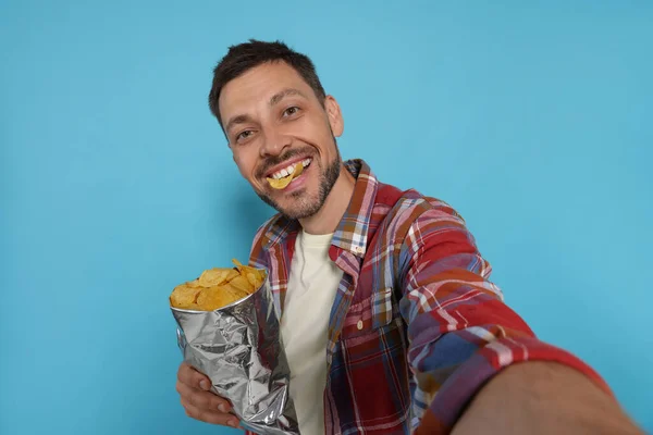 Handsome Man Taking Selfie Potato Chips Light Blue Background — Stock Photo, Image