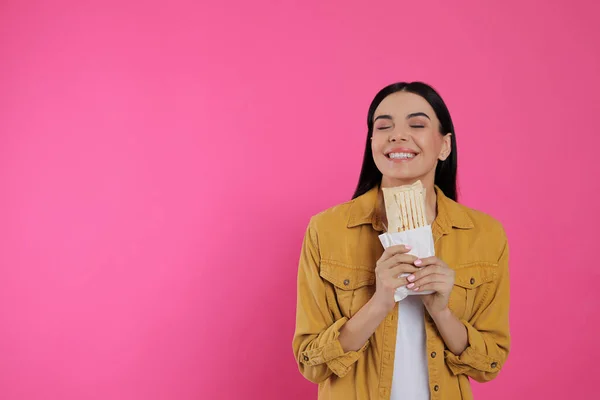 Happy Young Woman Delicious Shawarma Pink Background Space Text — Stockfoto