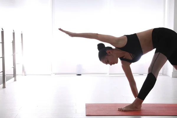 Mujer Joven Practicando Triángulo Extendido Asana Estudio Yoga Utthita Trikonasana — Foto de Stock