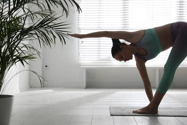 Giovane Donna Che Pratica Asana Triangolo Esteso Studio Yoga Utthita — Foto Stock