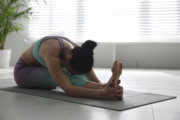 Mujer Practicando Cabeza Rodilla Doblar Asana Hacia Adelante Estudio Yoga — Foto de Stock