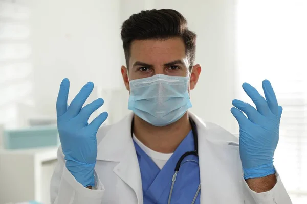 Doctor Beschermende Masker Medische Handschoenen Tegen Wazig Achtergrond — Stockfoto