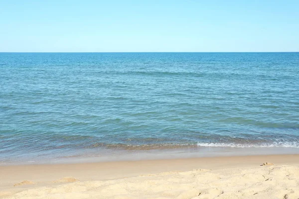 Güneşli bir günde mavi gökyüzünün altındaki güzel deniz manzarası