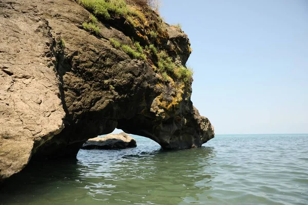 Мальовничий Вид Скелю Море Сонячний День — стокове фото