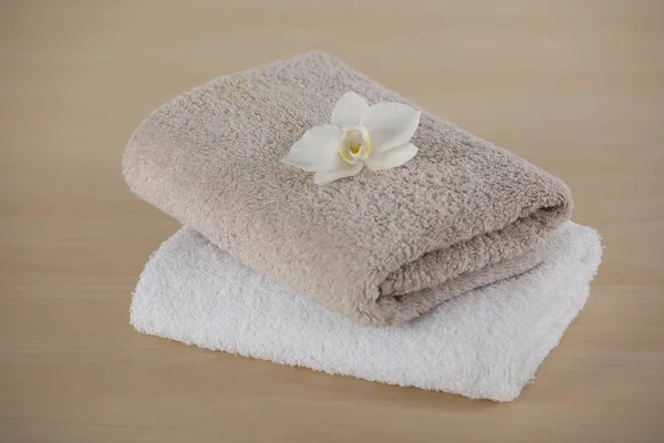 Soft Folded Towels Orchid Flower Wooden Table — Foto de Stock