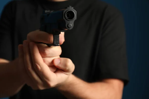 Hombre Sosteniendo Pistola Sobre Fondo Oscuro Primer Plano —  Fotos de Stock