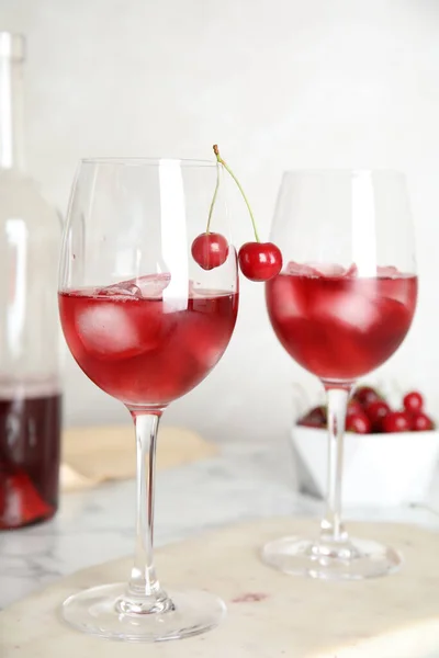 美味的樱桃酒 白色大理石桌上有成熟的多汁浆果 — 图库照片