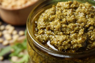 Masada bir kavanoz roka pesto, yakın plan.