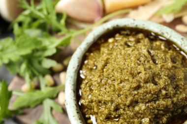 Masada bir kase lezzetli roka pesto, yakın plan.