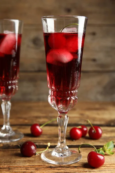 美味的樱桃酒 木桌上有成熟的多汁浆果 — 图库照片
