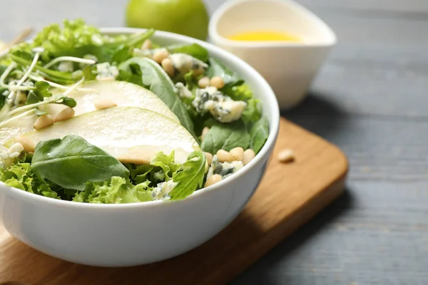 Frischer Salat Mit Birne Auf Grauem Holztisch Nahaufnahme — Stockfoto