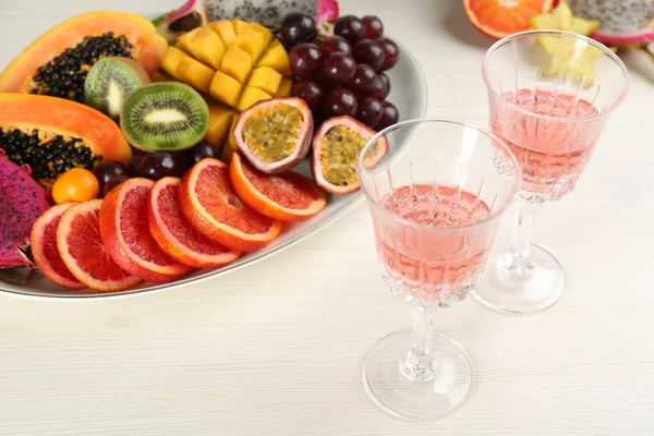 Νόστιμα Εξωτικά Φρούτα Και Κρασί Λευκό Ξύλινο Τραπέζι — Φωτογραφία Αρχείου