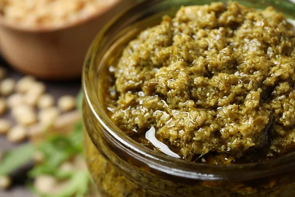 Masada bir kavanoz roka pesto, yakın plan.