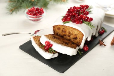 Geleneksel Noel pastası beyaz ahşap masada. Klasik tarif