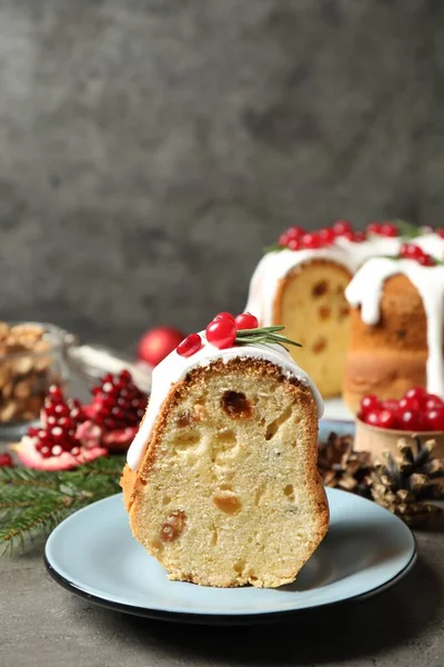 Composición Con Trozo Pastel Tradicional Navidad Casero Sobre Mesa Gris — Foto de Stock