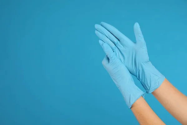 Dokter Met Medische Handschoenen Lichtblauwe Achtergrond Close Ruimte Voor Tekst — Stockfoto