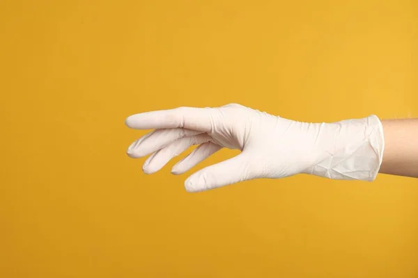 Γιατρός Φορώντας Ιατρικά Γάντια Κίτρινο Φόντο Κοντινό Πλάνο — Φωτογραφία Αρχείου