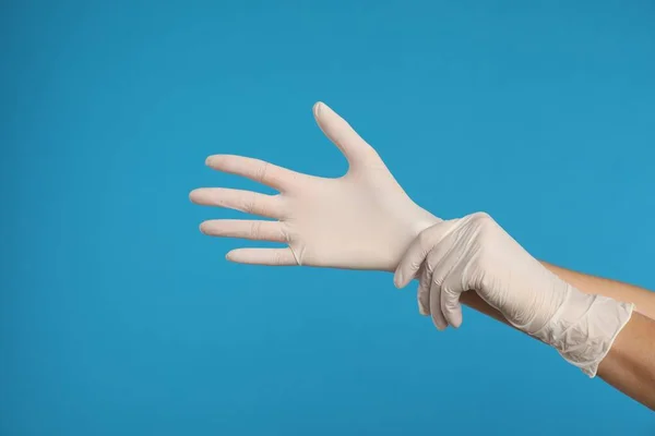 Γιατρός Φορώντας Ιατρικά Γάντια Γαλάζιο Φόντο Κοντινό Πλάνο — Φωτογραφία Αρχείου