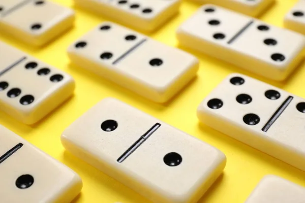 Klassische Dominokacheln Auf Gelbem Hintergrund Nahaufnahme — Stockfoto