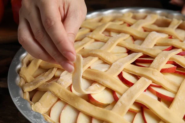 Mulher Fazendo Top Treliça Para Torta Maçã Tradicional Inglês Close — Fotografia de Stock