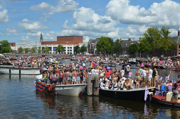 Amsterdam Κατω Χωρεσ Αυγουστου 2022 Πολλοί Άνθρωποι Βάρκες Στην Παρέλαση — Φωτογραφία Αρχείου