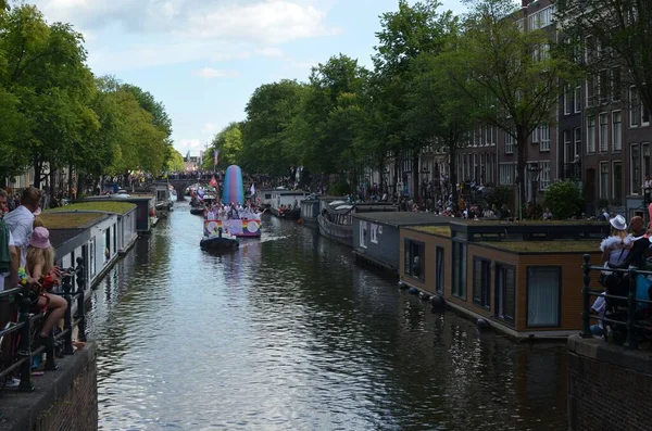 Amsterdam Netherlands August 2022 Many People Boats Lgbt Pride Parade — Zdjęcie stockowe