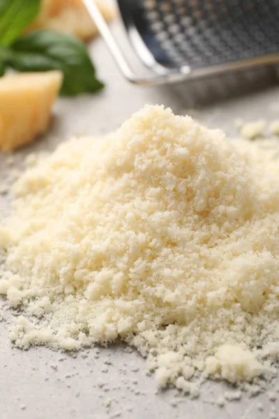 Pile Grated Parmesan Cheese Light Table Closeup — Fotografie, imagine de stoc