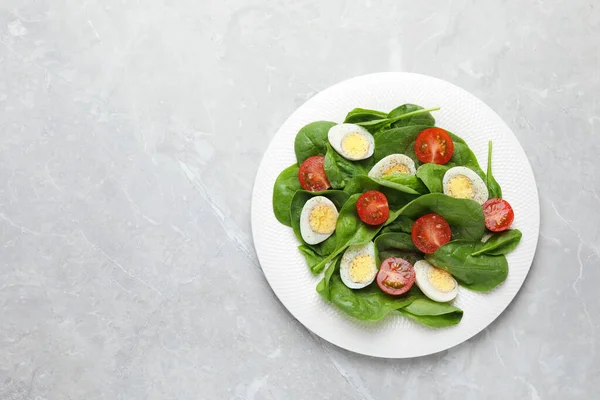 Delicious Salad Boiled Eggs Tomatoes Spinach Light Grey Table Top — Stock fotografie