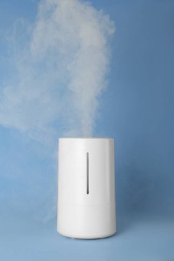 Açık mavi arka planda modern hava nemlendiricisi