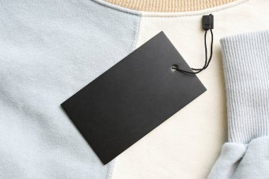 Sweatshirt 'te boş etiket, üst manzara. Metin için boşluk
